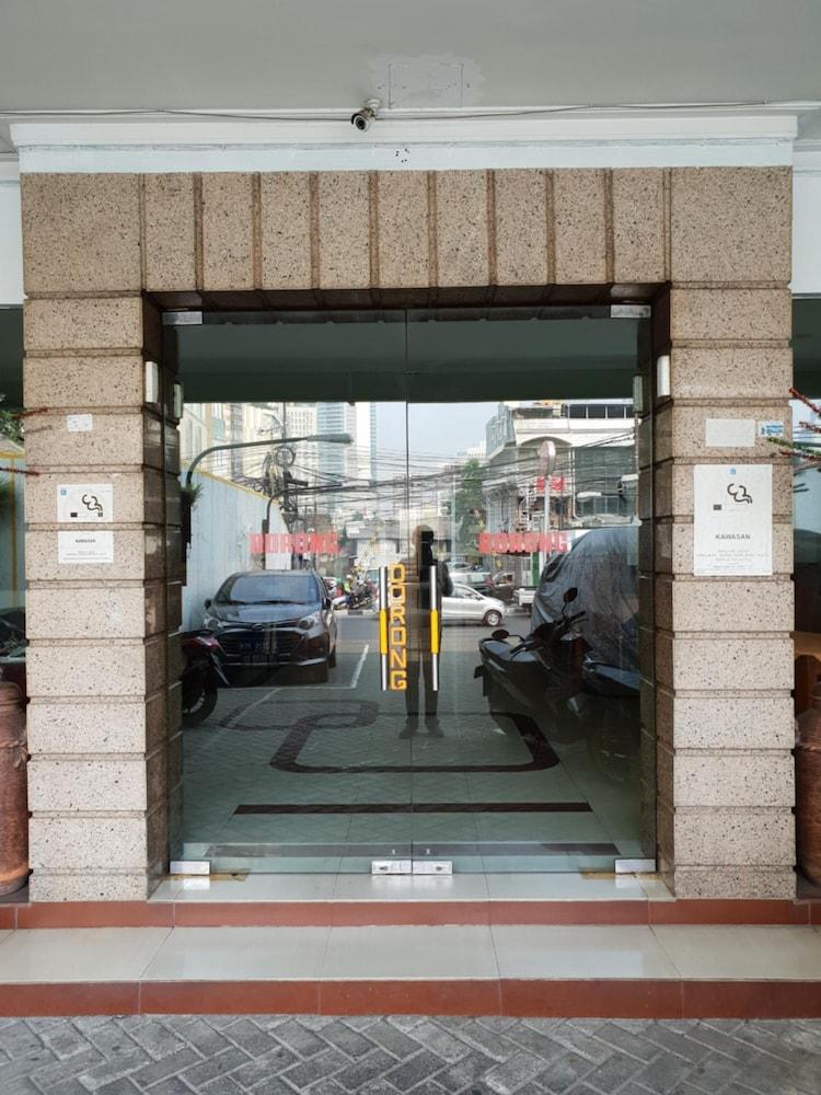 Hotel Caravan Tanah Abang ジャカルタ エクステリア 写真